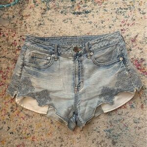 AE denim shorts with floral detail & peek-a-boo pockets—Size 4